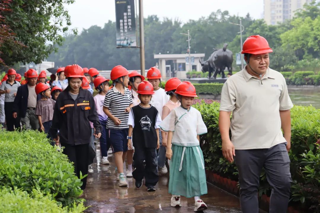人文眷注 | 欢喜六一 与人文眷注 | 欢喜六一 与你童行--金海不锈钢2025年六一亲子运动来啦！你童行--金海不锈钢2025年六一亲子运动来啦！_广东金海；Ｑだ眉庞邢薰 - 不锈钢 - 商业 - 物流