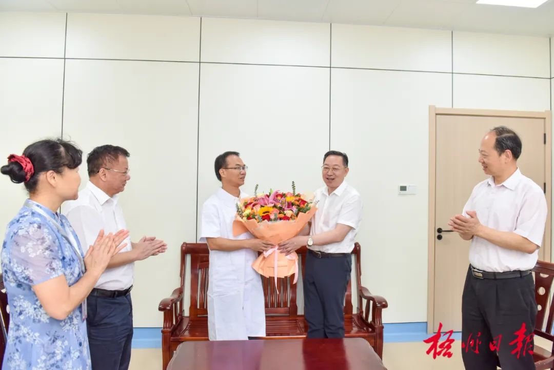政府眷注丨施展树模引领作用 展现新继续新作为--李振品探望慰问劳动模范和先进事情者代表_广东金海Ｑだ眉庞邢薰 - 不锈钢 - 商业 - 物流